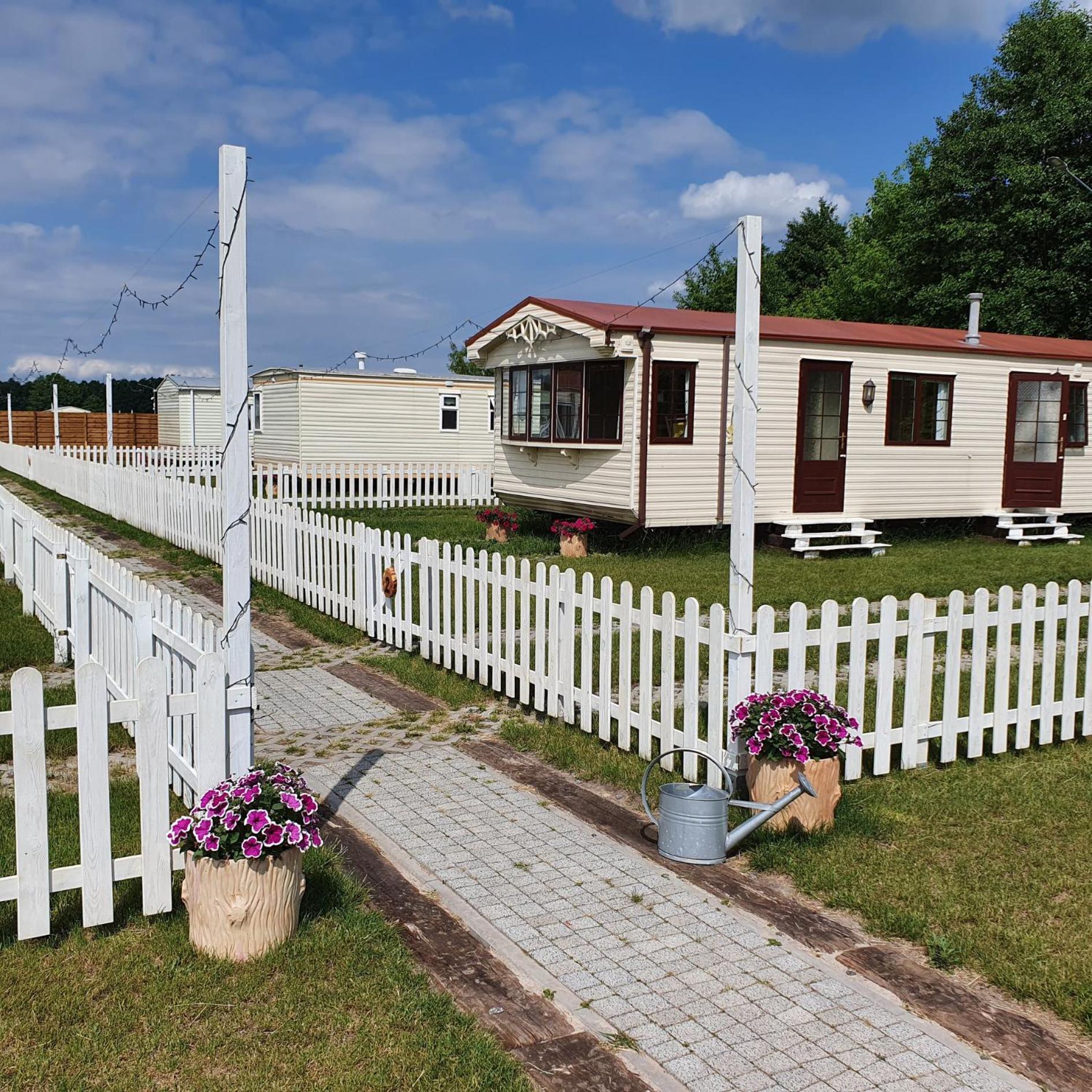 Lary Camping Homes - Domki Dabrowka Gostynin Exterior photo